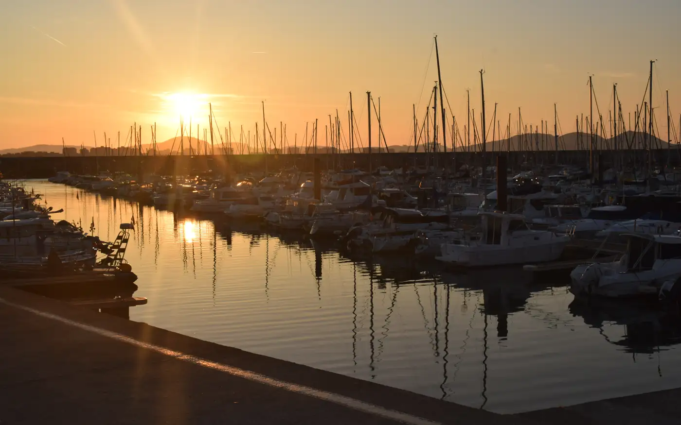 Atardecer sobre los pantalanes del puerto deportivo de Laredo
