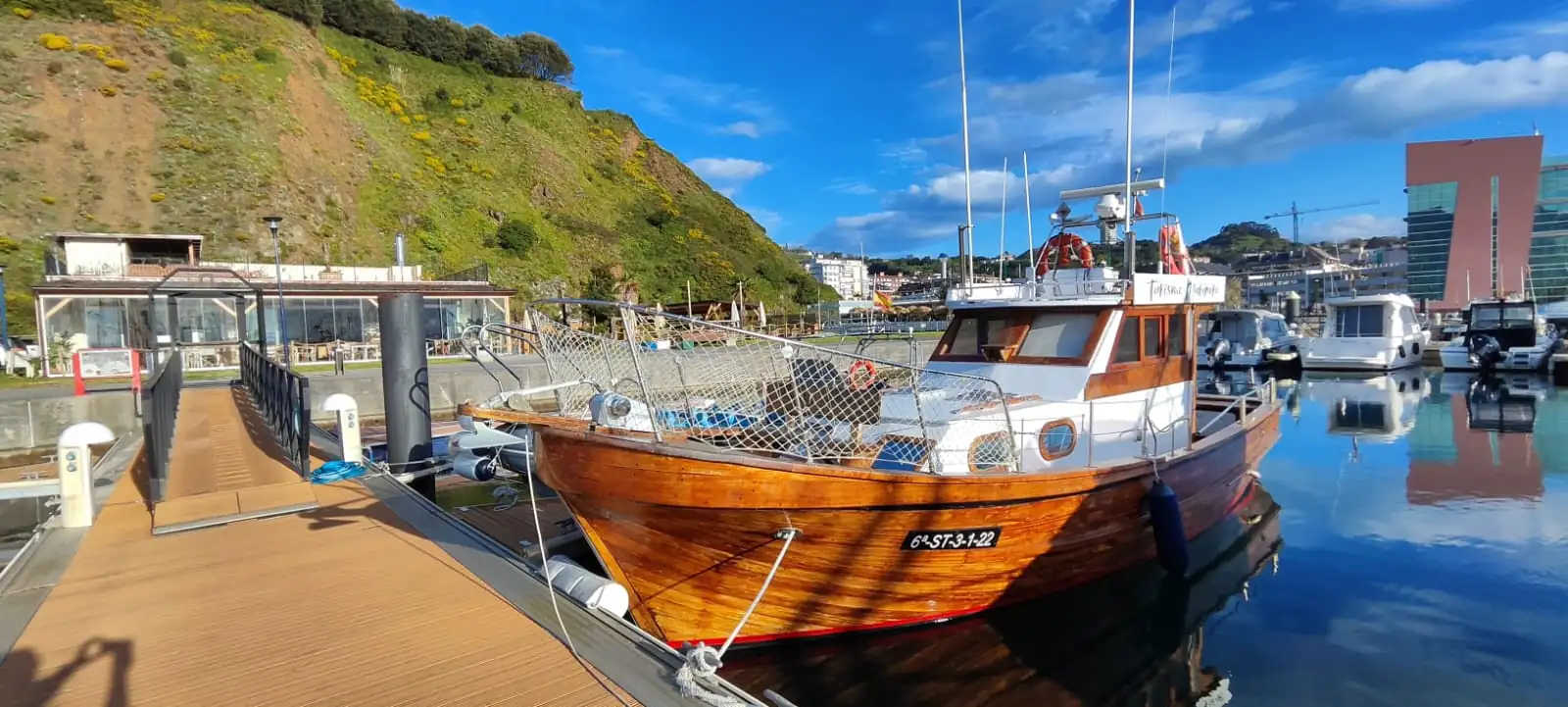 El Buciero, barco de madera de 1954, amarrado en el pantalán del puerto deportivo