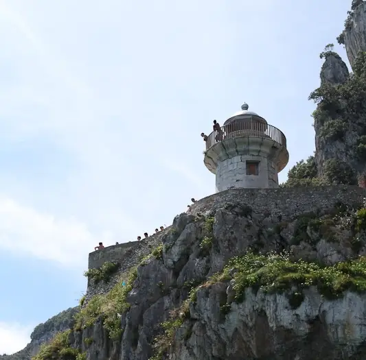 El Faro del Caballo sobre el acantilado del Monte Buciero