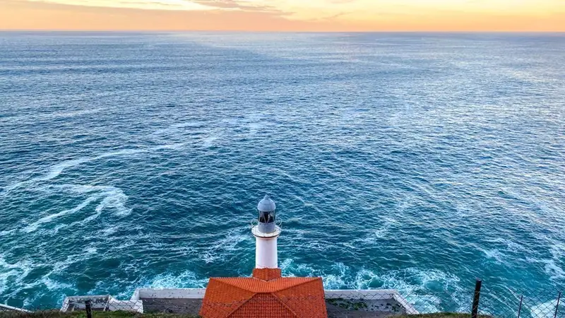El Faro del Pescador frente al mar abierto