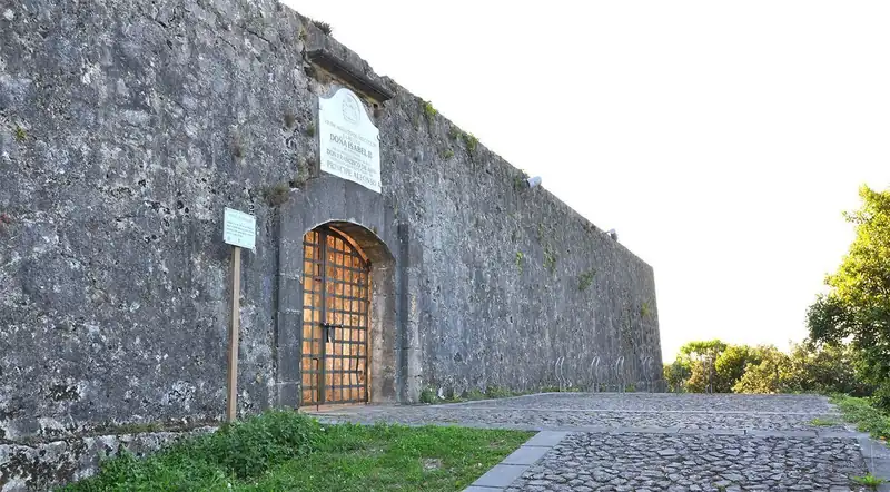 Muralla y puerta del Fuerte del Mazo