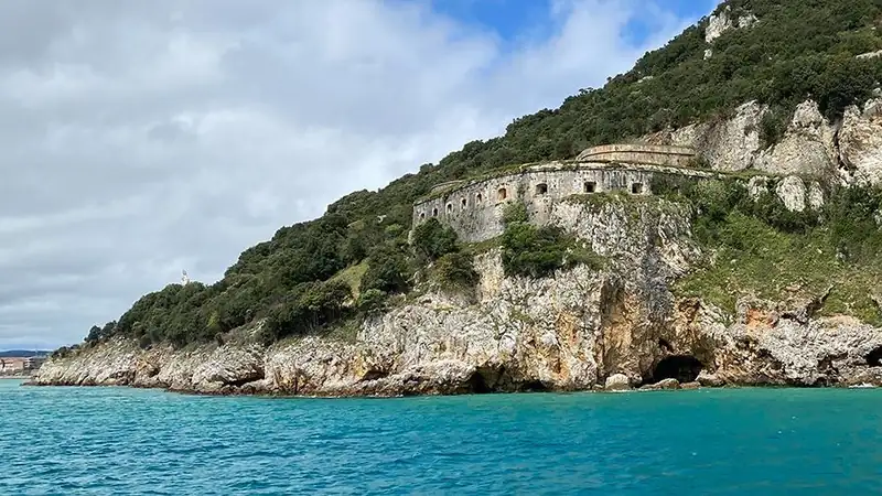 El Fuerte de San Carlos visto desde el mar, en Santoña