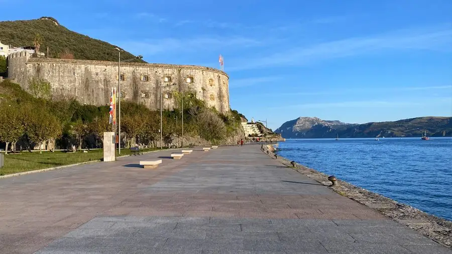 El Fuerte de San Martín junto al paseo marítimo de Santoña