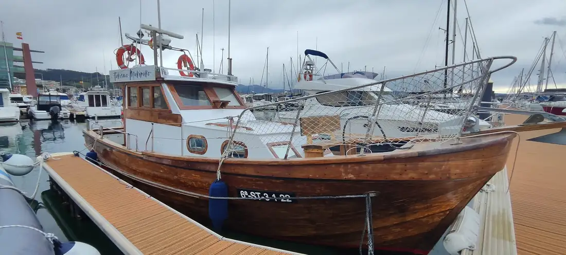El Buciero amarrado en el puerto deportivo bajo un cielo nublado