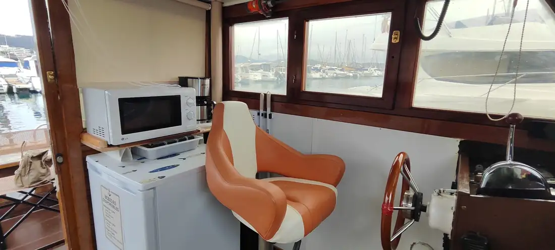 Puesto de gobierno con asiento del patrón y timón