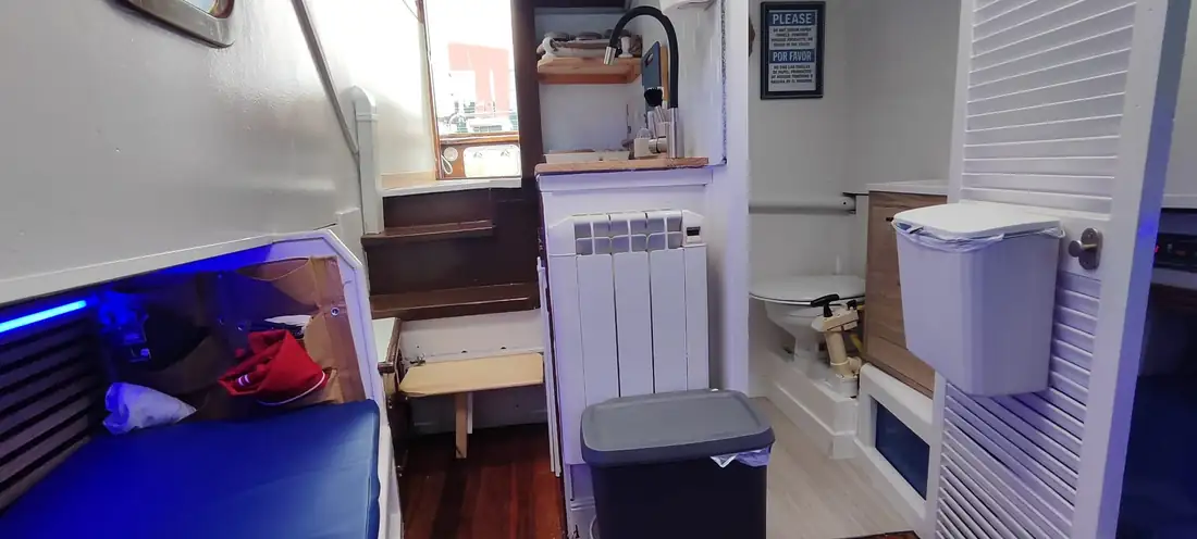 Interior con bancada tapizada y armario