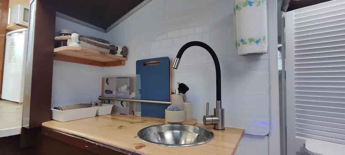 Pequeña cocina con fregadero a bordo