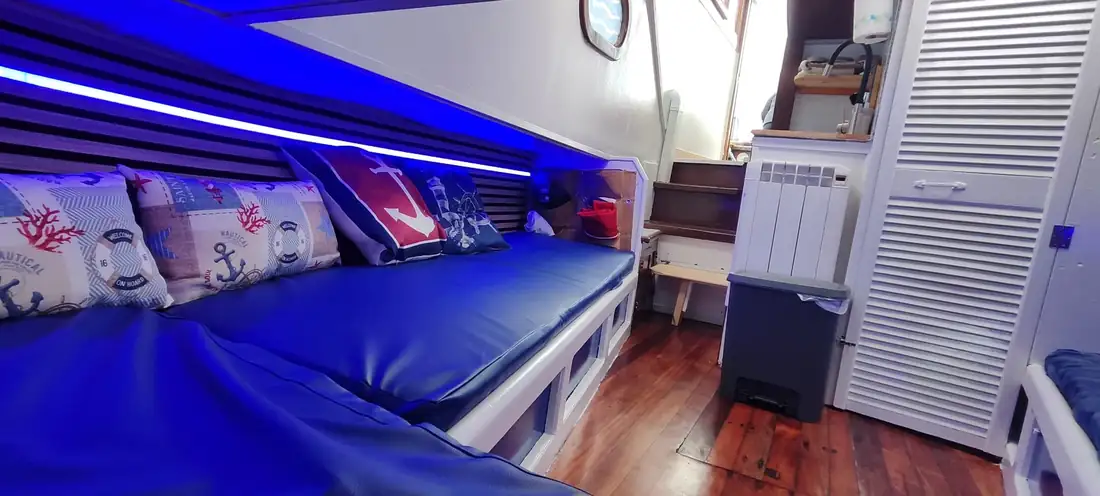 Camarote con bancada azul y luz ambiental