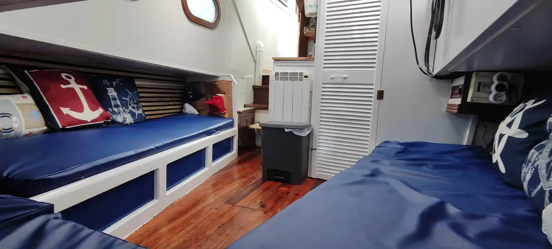 Bancada interior con cojines marineros
