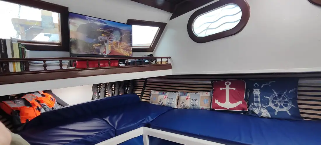 Salón interior con televisión y cojines