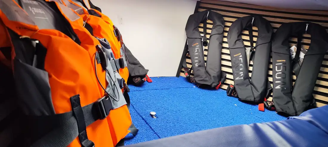 Chalecos salvavidas preparados a bordo