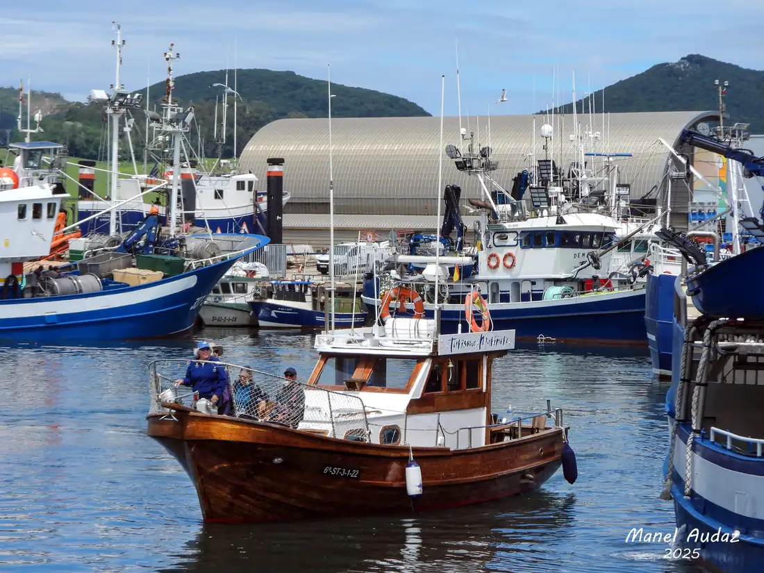 El Buciero entre los barcos pesqueros amarrados en el puerto