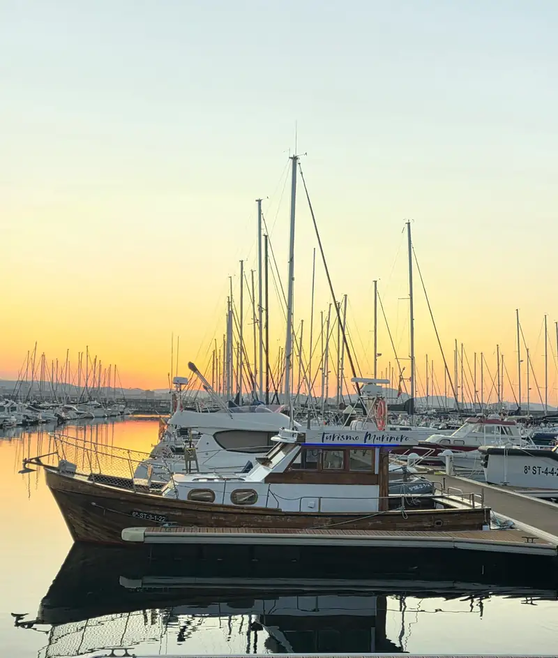 Veleros amarrados en el puerto al caer la tarde